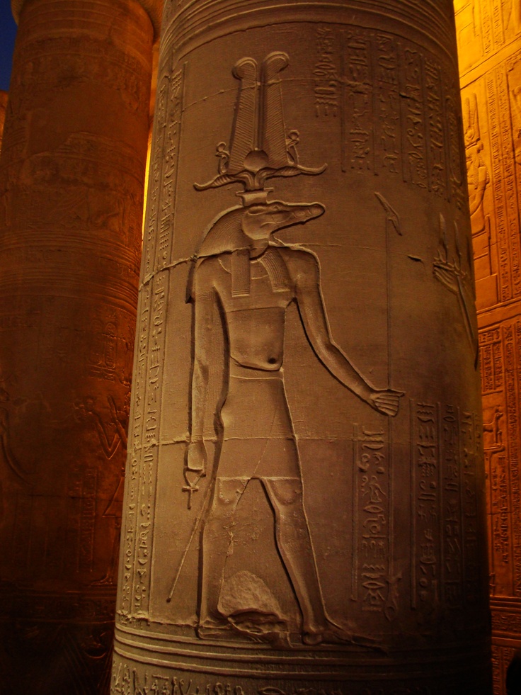 an egyptian statue is shown in front of two large pillars