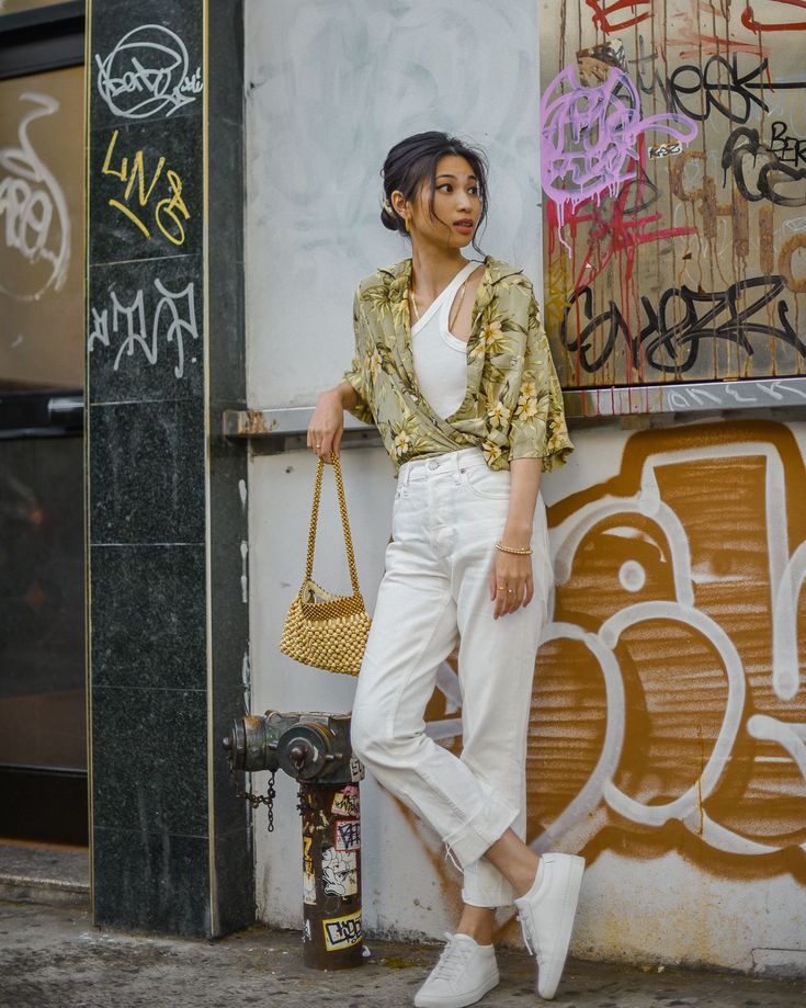 Green Floral Shirt Outfit, Green Shirt Outfit Summer, Tropical Casual Outfit, Green Floral Shirt Outfit Women, Tropical Street Style, Tropical Business Attire, Floral Theme Outfit, Green Floral Top Outfit, Tropical Outfit Women