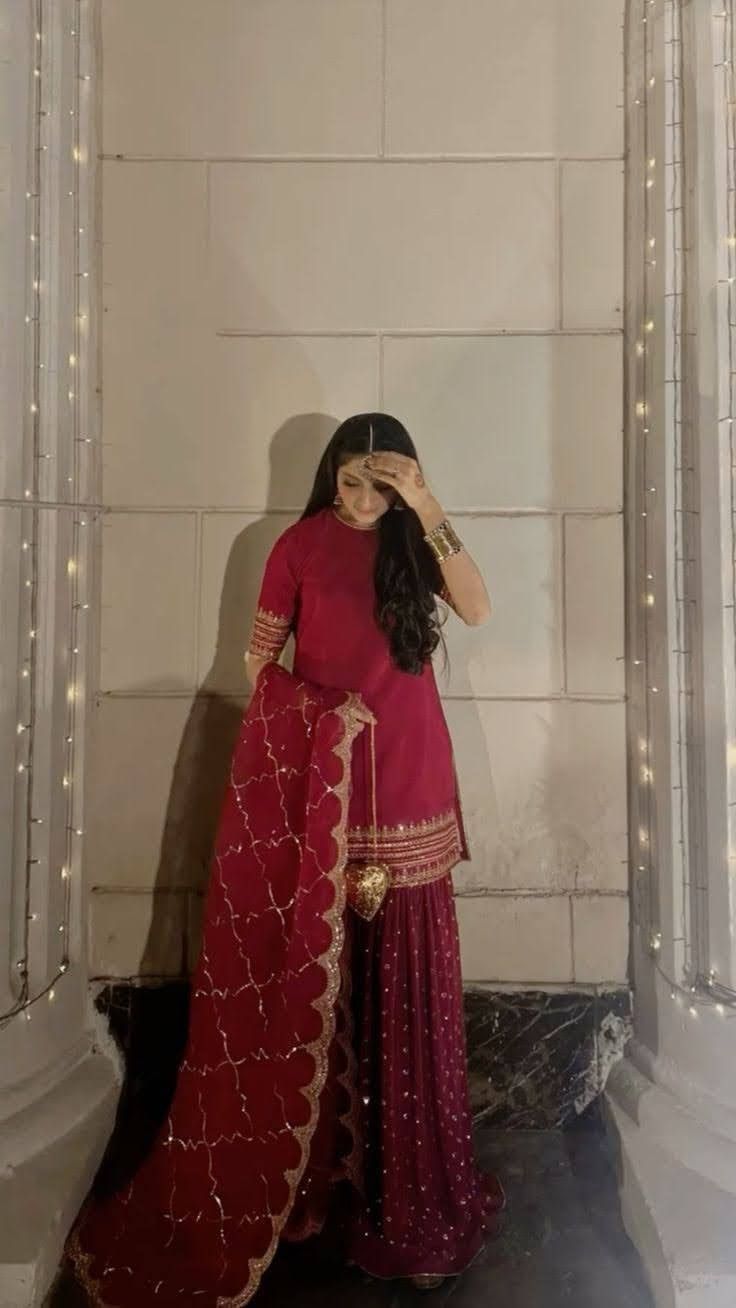 Red Suit Ideas Women, Dolki Outfits Pakistani, Red And Purple Lehenga, Gharara Styles Pakistani, Dholki Outfit Ideas, Burgundy Indian Outfit, Shaddi Outfit For Sister, Aesthetic Gharara, Ethnic Pant Suits For Women