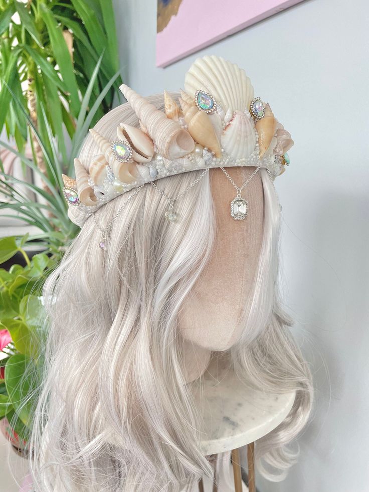 Stunning natural ivory and beige tone sea shell mermaid crown headband.  Covered in crystals, rhinestones and pearls.  This goes all the way around the head and is elasticated at the back for the perfect fit and this is fully lined with crushed velvet for extra comfort. Mermaid Tiara, Seashell Headband, Shell Crown, Shell Crowns, Seashell Crown, Shell Mermaid, Mermaid Hat, Renn Faire, Shell Accessories