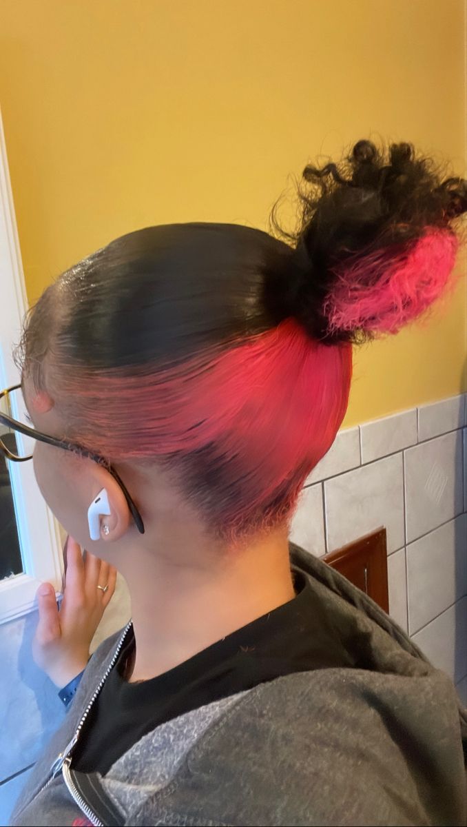 Peak A Boo Pink Hair, 4c Skunk Stripe, Pink And Black Curly Hair, Peak A Boo Hair Color Black Women, Black And Light Pink Hair, Half Pink Half Black Hair, Peak A Boo Hair Color, Pink Underdye Hair, Pink Skunk Stripe