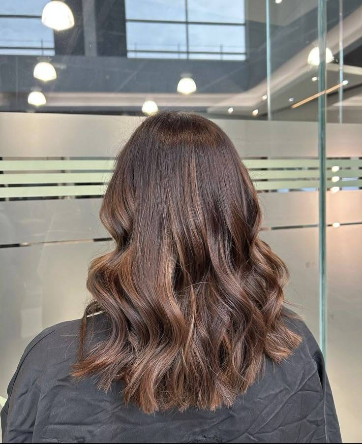 brunette balayage, multi-tonal brown, wavy hair. ghd tong. mid length hair. Brown Fine Hair, Mid Hair Waves, Chocolate Brown Hair Mid Length, Mid Tone Brown Hair, Short Brown Haircuts Mid Length, Wavy Mid Hair, Brown Medium Wavy Hair, Medium Chocolate Brown Hair Balayage, Mid Length Hair Back View