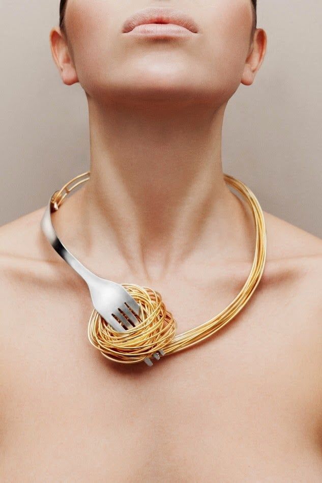 Here is something literally delicious to wear. Spaghetti with style signed by Gianni De Benedittis of futureRemoto Gioielli. There are a pair of fork shaped earrings that accompany this necklace. The earrings and the necklace are made up of a silver band that breaks into the traditional prongs of a fork, ready to hold spaghetti compounds dipped in gold. The pieces are part of the INCUBeat collection created for Gattinoni. Weird Jewelry, Unusual Jewelry, Affordable Jewelry, Contemporary Jewellery, Contemporary Jewelry, Simple Necklace, Dainty Necklace, Modern Jewelry, Necklace Designs