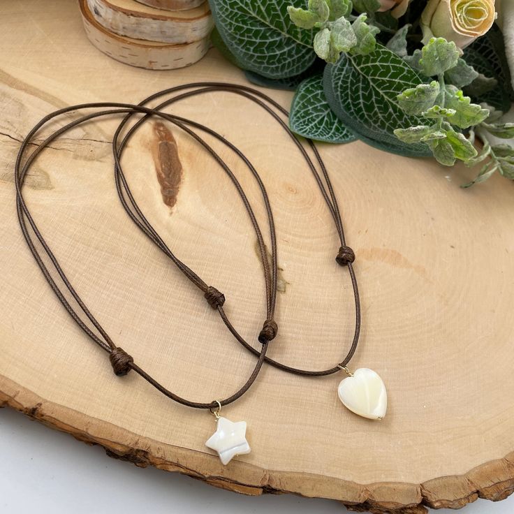 Simple waxed cord necklace, perfect for everyday wear and you  can combine with other necklaces and  get your unique boho style! This boho necklace is a nice family gift. ♥ ITEM DETAILS: Total length: The size of the necklace is ADJUSTABLE. The length of the necklace refers to the total length from end-to-end (As the picture shows)  Materials: Waxed cord necklace - Mother of Pearl Charm. Waxed Cord Available: Dark Brown - Light Brown - Black - Red - Turquoise - Peach - Sky Blue - Pink - Beige - Olive Waxed Cord Size: 1.5mm waxed cord.  ♥ GIFT IT Jewelry comes in a cute bag ready to gift! If you wish your item to be a gift, please let me know and I will include a cute little card with a personal message from you. ♥ CURRENT PROCESSING TIMES: normally we ship order out within 1-3 days  (the t Wax String Necklace, Wax Cord Necklace, Leather Cord Jewelry, Braided Bracelet Diy, Wax Cord Bracelet, Star Choker, String Necklace, Rose Beige, Cord Jewelry