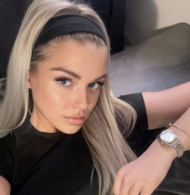 selfie, photo ideas, hair inspo, blonde hair, blonde hair inspo, simple hairstyles, 90s hairstyles, 2000s hairstyles, headband, long hair, simple makeup, clean girl makeup 2000s Hair, Hairband Hairstyle, Kadeřnické Trendy, Thick Headbands, Headband Outfit, Real Model, Hair Stylies, Keep It Real, Keep It Simple