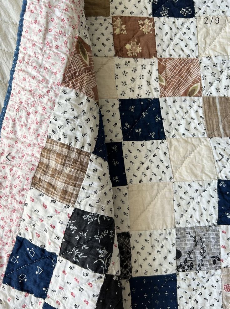 Learn How To Quilt For Beginners, Easy Quilts For Beginners Simple, Beginner Friendly Sewing Projects, How To Quilt For Beginners, Aesthetic Quilts, King Size Quilt Patterns, Basic Quilt Patterns, Quilt Color Schemes, Square Patchwork Quilt