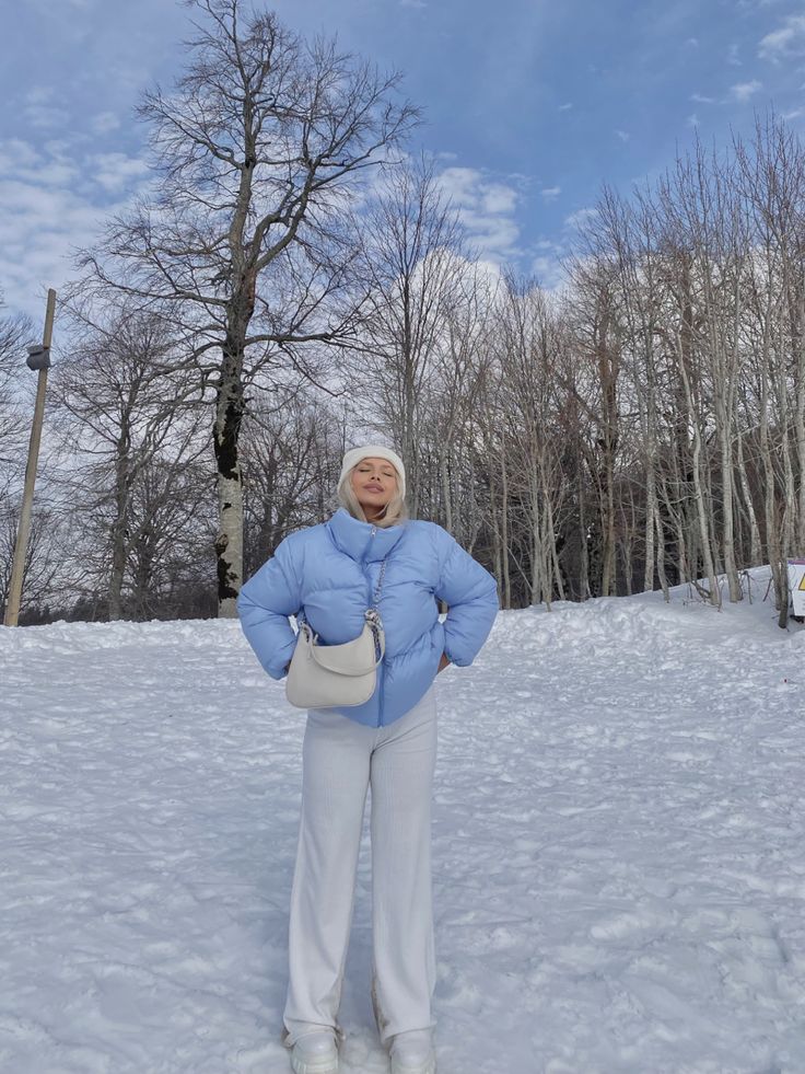 Light Blue Puffer Jacket Outfit, White Puffer Outfit, Light Blue Jacket Outfit, Light Blue Coat Outfit, Blue Puffer Jacket Outfit, Puffer Jacket Outfit Women, Blue Winter Outfit, Nyc Outfits Winter, Light Blue Puffer Jacket