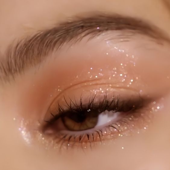 Prom Makeup Freckles, Soft Pink Make Up Looks, Soft Champagne Makeup, Glitter Makeup Natural, Hoco Simple Makeup, Soft Hoco Makeup, Makeup Hoco Ideas, Sweet 17 Makeup Look, Light Rose Gold Makeup