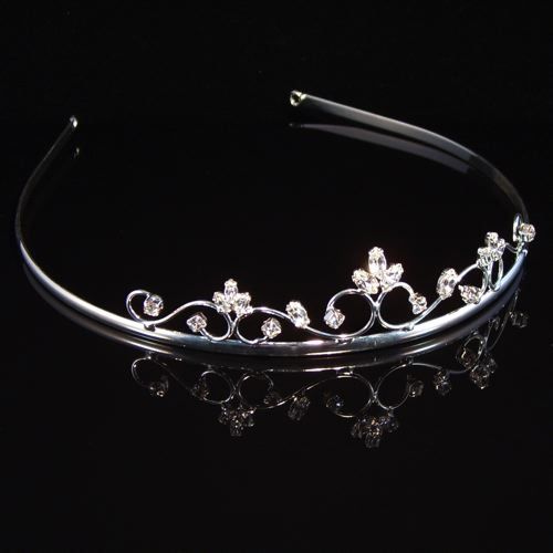 Simple, but very pretty! Simple Tiara, Prom Tiaras, Hair Accessories Tiara, Crown Aesthetic, Silver Tiara, Beautiful Tiaras, Diamond Tiara, Princess Tiara, Head Jewelry