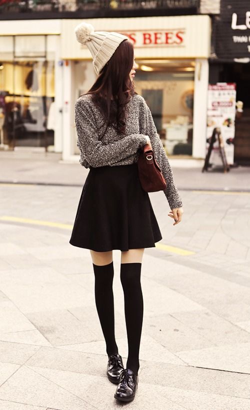 Korean Fashion (Gosh I love this, I recently visited South Korea and I was very impressed with the fashion. N.) *So cute... Skater Skirt Outfit, Socks Outfit, Black Skirt Outfits, Black Skater Skirts, Rocker Girl, Peplum Tops, Sock Outfits, A Skirt, 가을 패션