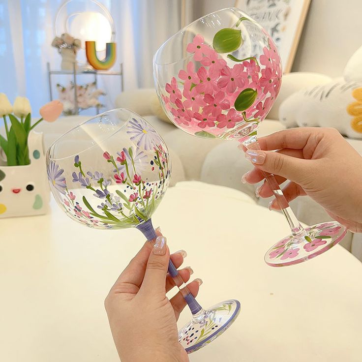 Occasion: HomeShape: RoundQuantity: 1 pcsMaterial: glassFeature: Eco-Friendly,StockedModel Number: KC22C0007Glass Type: Wine GlassOrigin: Mainland ChinaDrinkware Type: GlassCapacity: 700ml Painted Wine Glasses Disney, Glass Wine Painting Ideas, Painting Tea Cups Diy, Painting On Cups Ideas, Wine Glass Painting Aesthetic, Wine Cup Painting, Flower Glasses, Glass Wine Painting, Hand Painted Glass Cups