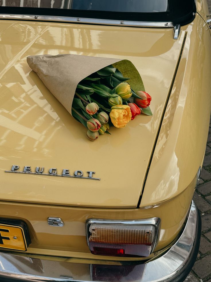 Flowers on car Gold And Yellow Aesthetic, Summer 2024 Instagram, Yellow Things Aesthetic, Vintage Car With Flowers, Old Summer Aesthetic, Old Cars Aesthetic, Vintage Cars Aesthetic, Cars And Flowers, Cars Flowers