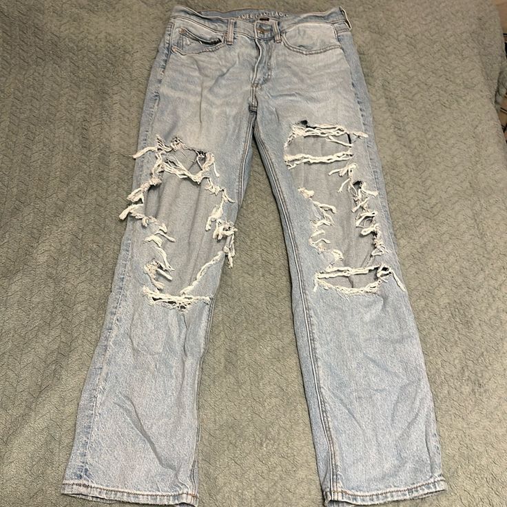 Size 6 Regular Super Cute Jeans Never Worn Jeans With Big Holes, 90s Ripped Jeans Outfits, Ripped Heans, Thrifting Clothes, Ripped Jeans American Eagle, Straight Ripped Jeans, American Eagle Jeans Ripped, Fashion Baddie, Cute Ripped Jeans