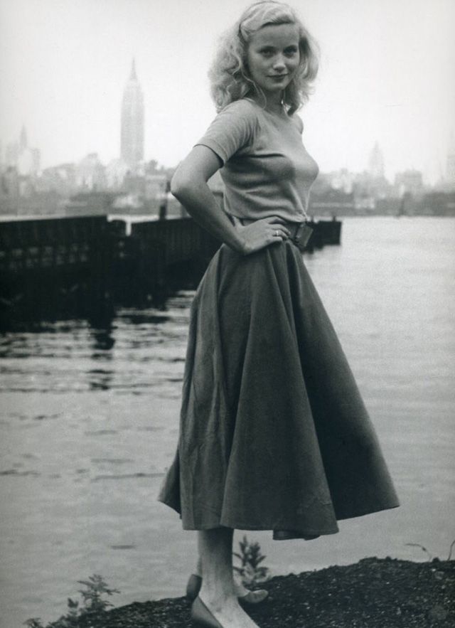 Born in 1924 in Newark, New Jersey, American actress and producer Eva Marie Saint attended Bethlehem Central High School in Delmar, New York... 40s Mode, Eva Marie Saint, Philippe Halsman, Eva Marie, Retro Pin Up, 40s Fashion, Retro Mode, 50 Style, Vintage Inspiration