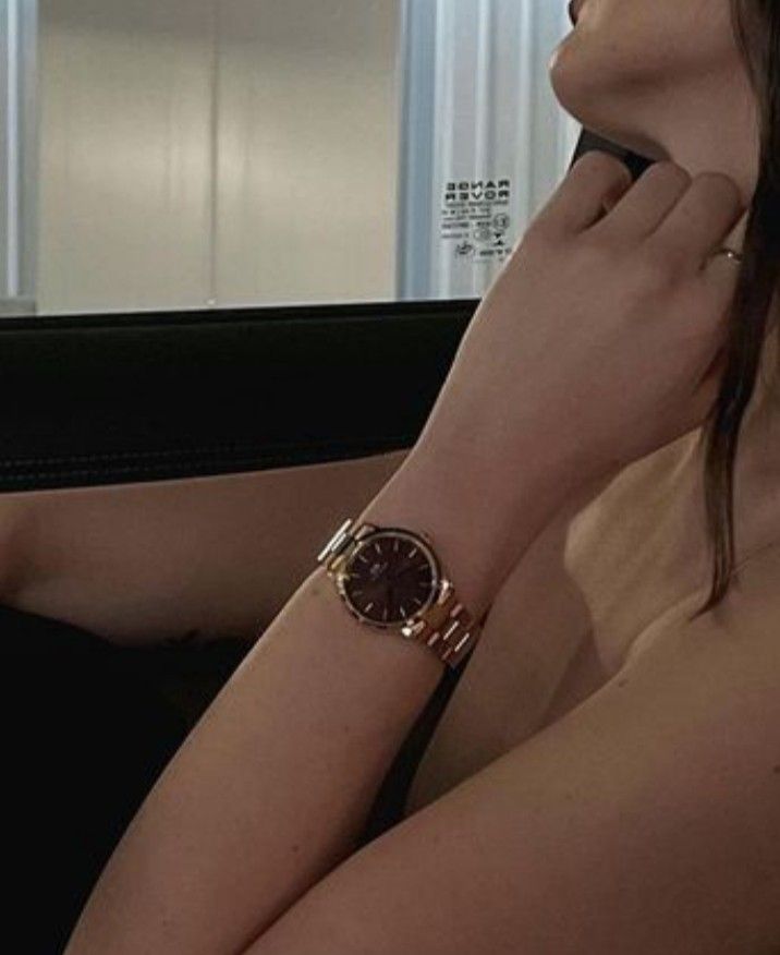 Elegant Watch Aesthetic, Aesthetic Women Watch, Woman Watch Aesthetic, Aesthetic Watch For Women, Good Watch Women, Watch Inspo Women, Women Watch Aesthetic, Watch For Women Classy, Hand Watch Aesthetic