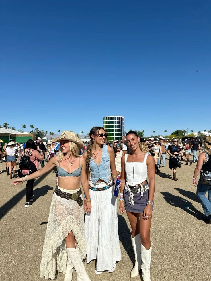 Country Festival Outfit, Country Music Festival Outfits, Coachella Fits, Cochella Outfits, Lollapalooza Outfit, Women's Fall Fashion, Boho Festival Outfit, Festival Outfit Inspiration, Festival Inspo