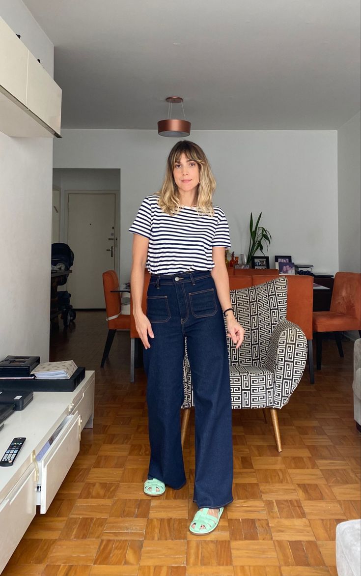 Dark Denim Wide Leg Jeans Outfit, Dark Navy Jeans Outfit, Dark Blue Mom Jeans Outfit, Wide Leg Dark Jeans Outfit, Wife Leg Jeans Outfit, Dark Wide Leg Jeans Outfit, Square Pants Outfit Casual, Dark Blue Denim Jeans Outfit, Trouser Jeans Outfit