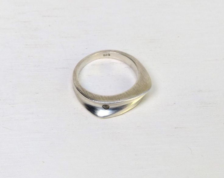 Vintage modernist sterling silver ring with clear cz stone. Measures: 🇺🇸 US size 5¾, Inner Diameter 16.2mm. Marked 925  Weight 4.61 grams Very good vintage condition More sterling silver here: https://www.etsy.com/shop/AnteBellumTreasure?section_id=16900285&ref=shopsection_leftnav_10 Please let me know if you have any Q's.  Thank you for your interest! Body Decoration, Modernist Ring, Jewelry Workshop, Geometric Ring, Modern Ring, Minimalist Ring, Clear Stone, Lovely Ring, Pinky Ring