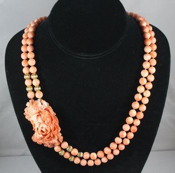 -Vintage 10k Gold Carved Gorgeous Flower Rose Natural Angel Skin Coral Beaded Necklace -Total length: 35.75 in -Carved flower size: 2.25 in x 1.25 in x 16.8 mm(thickness) -Coral bead size:about 8 mm -Gold bead size:about 7 mm -Total weight: 168.7 g -Gold bead tested 10k gold -No clasp -Have some hairline cracks -With insurance and signature Luxury Vintage Coral Necklace, Luxury Antique Coral Jewelry, Wedding Jewelry Sets Bridal Jewellery, Angel Skin, Antique Gold Jewelry Indian, Coral Beads Necklace, Fancy Jewellery Designs, Edwardian Jewelry, Asian Jewelry