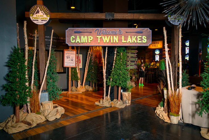 there is a sign that says camp twin lakes