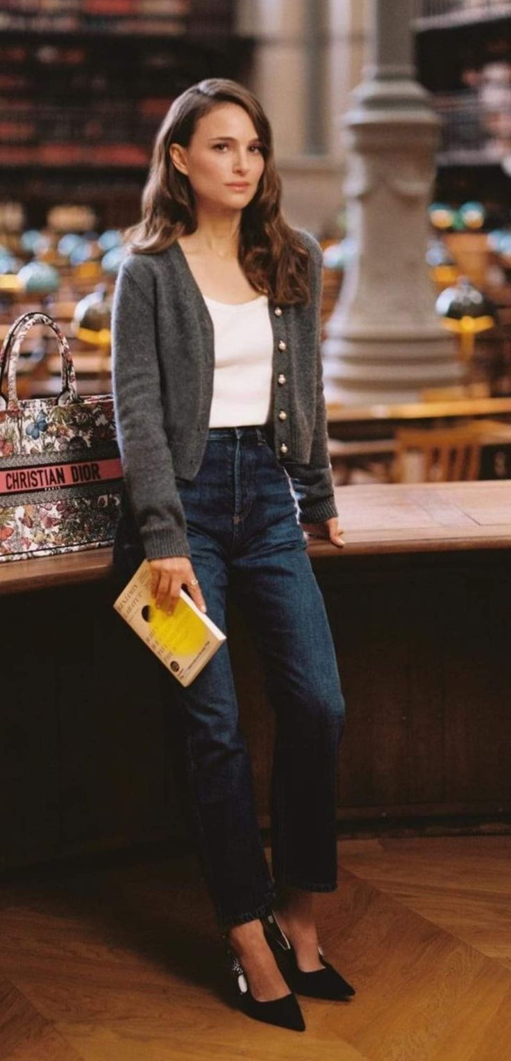 Trouser Date Night Outfit, Office To Gym Outfit, Dramatic Classic Style Outfits Winter, Accented Neutral Outfits, Gemma Arterton Street Style, Women Photographer Outfit, Natalie Portman Outfits Casual, Italian Feminine Style, Soft Chic Style