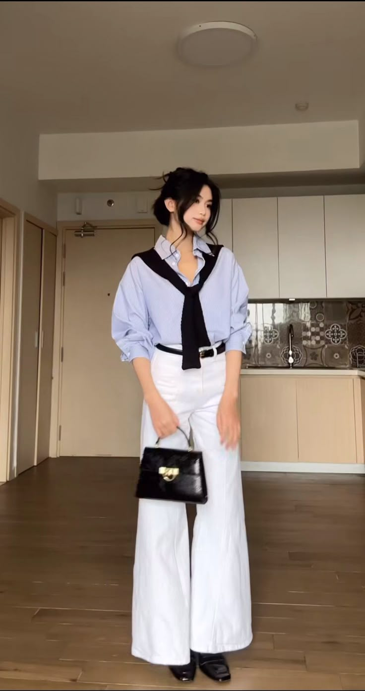 Outfit Ngampus, White Shirt And Blue Jeans, Vest Outfits For Women, Blue Shirt Women, Casual Work Wear, Casual College Outfits, Jeans Outfit Casual, Stylish Work Attire, Funny Fashion