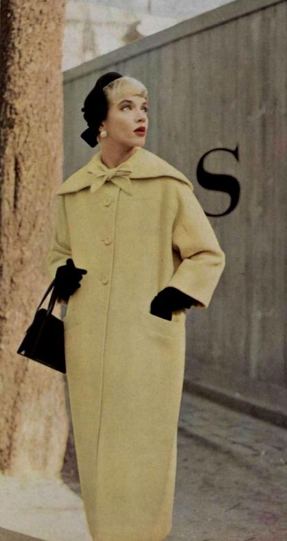 1955 Pierre Balmain Retro Outfits 1950s, Fashion 60s, Fashion 50s, Vintage Fashion 1950s, Walking Down The Street, Look Retro, Fashion 1950s, Vintage Couture, Pierre Balmain