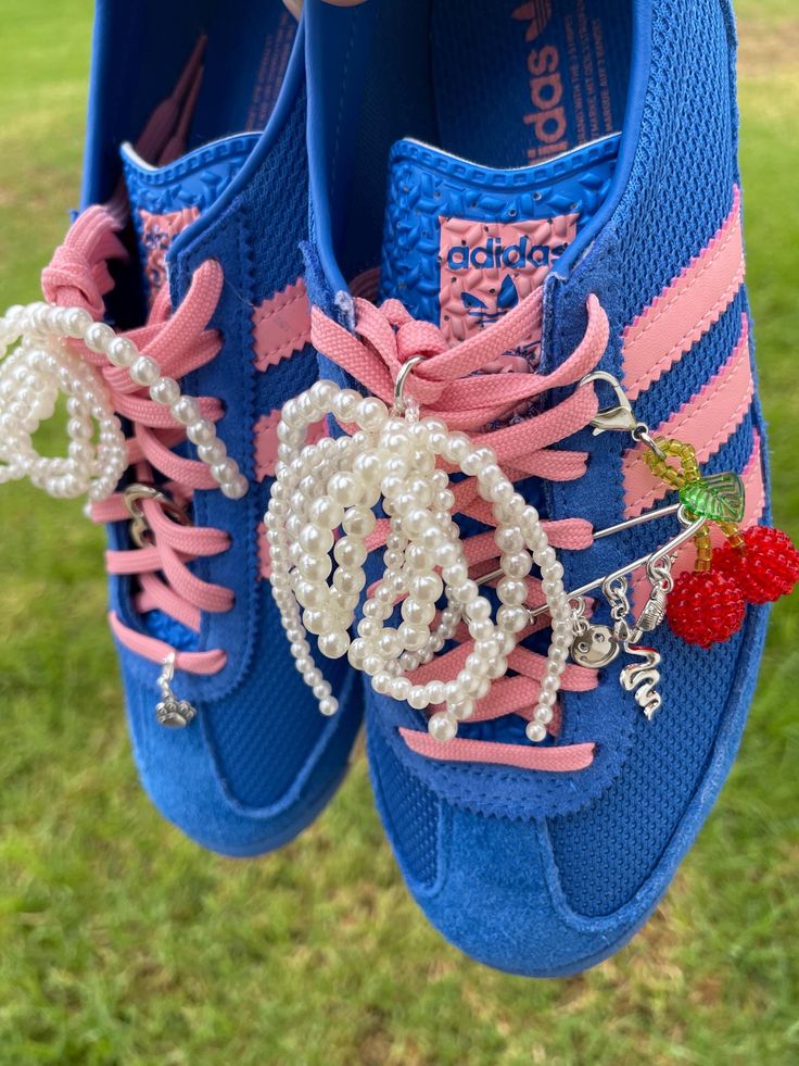 Super Cute Set of 2 Handmade Pearl Bows for your sneakers, simply lace them through the jump rings and tie your shoes:) 🌴Handmade in California for the C🙃🙃L GIRL🫶 Each item is handmade and made-to-order especially for you! If you have any questions or personal request feel free to message me! ALL GRAPHICS, DESIGNS, AND PHOTOS ARE CREATED BY ©MEGAN MAYERNICK of ©DISMOMclub Shoelace Charms, Bar Photos, Charm Bar, Pearl Bow, Shoes And Boots, Bow Shoes, Bow Set, Shoe Clips, Shoe Charms