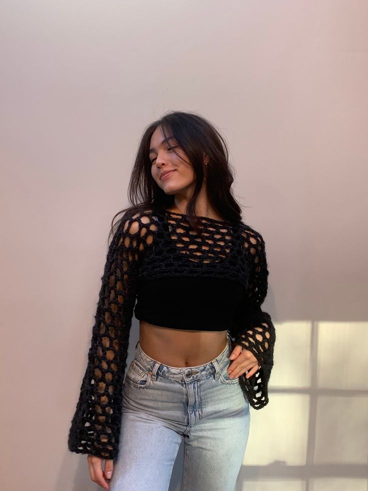 Simple mesh crochet sleeves. For those who want some variety in their closet. Black Mesh Top Outfit, Crochet Crop Top Outfit, Outfits For Night Out, Mesh Top Outfit, Adrette Outfits, Crochet Top Outfit, Casual Preppy Outfits, Crop Top Outfits, Crochet Top Pattern