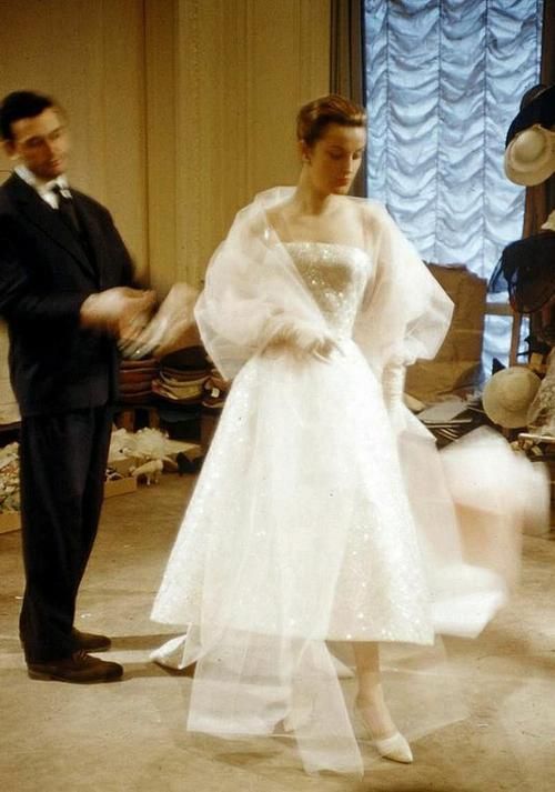 Dior Wedding Dresses, Vintage View, Dior Dresses, Runway Fashion Couture, Dior Dress, Vintage Couture, Vintage Glamour, 50s Fashion, Mode Vintage