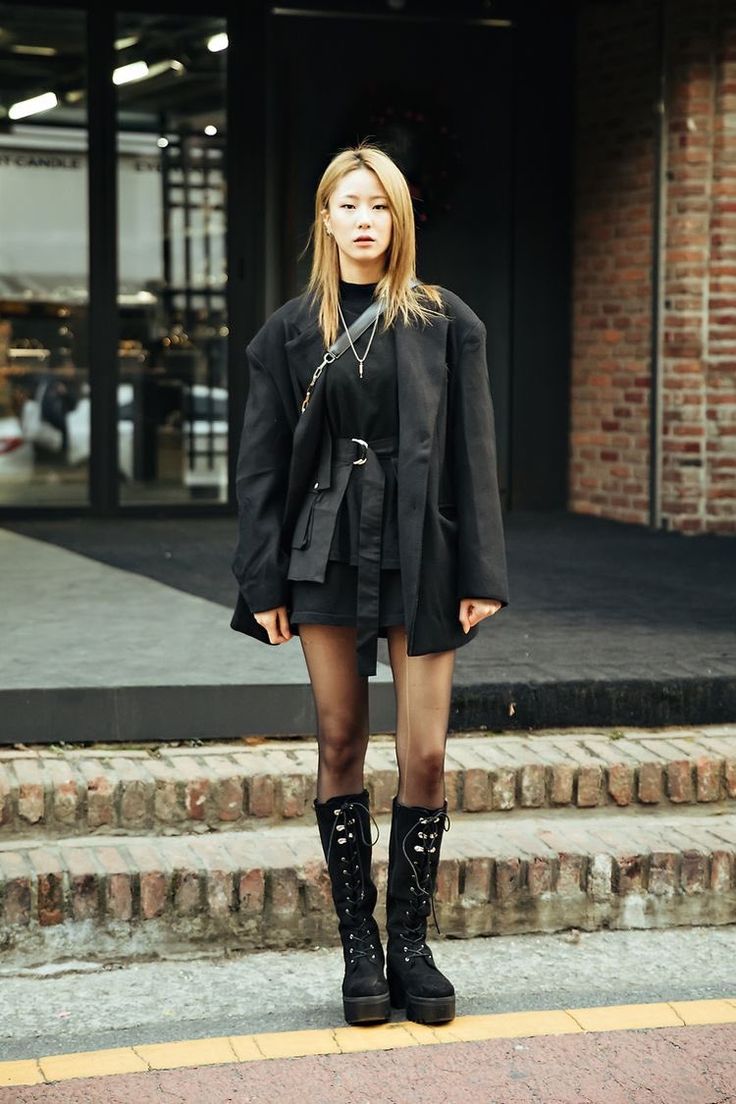 Japanese Street Wear Women, Korean Street Style Women, Japanese Outfits Street Style, China Street Style, Black Street Fashion, Japanese Street Style, Mens Fall Outfits, China Street Fashion, Estilo Dark