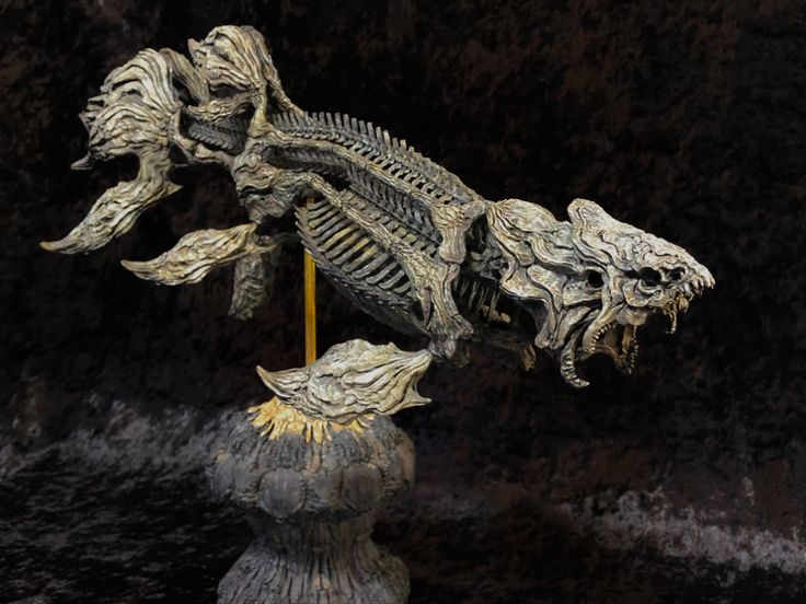 an animal skeleton sitting on top of a piece of wood