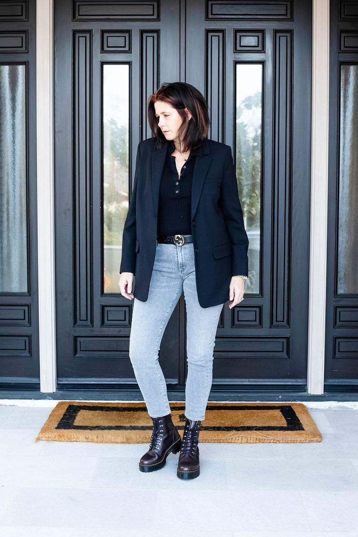 Over 40 women wearing Dr. Marten's, grey jeans and Everlane Blazer Dr Martens Leona Outfit, Dr Martins Outfits, Dr Martens Boots Outfit, Doc Martin Outfits, Dr Martens Boots Women, Dr Martens Leona, Doc Martens Outfits, Martens Outfit, Combat Boot Outfit