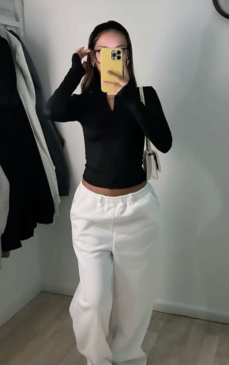 ˚୨୧⋆ @bella2angel Movies Theater Outfit, Dark Grey Top Outfit, Movie Theater Outfit Comfy, Chill Work Outfit, Cool Sweatpants, Sweatpants Outfit Ideas, Mode Ulzzang, Sweatpants Outfits, Cozy Sweatpants