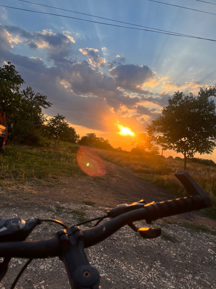 Sunset Peace Place, Bike Aesthetic, Bike Girl, Draw Hands, Amazing Nature Photos, Creative Instagram Stories, Workout Aesthetic, Summer Pictures, Instagram Story Ideas