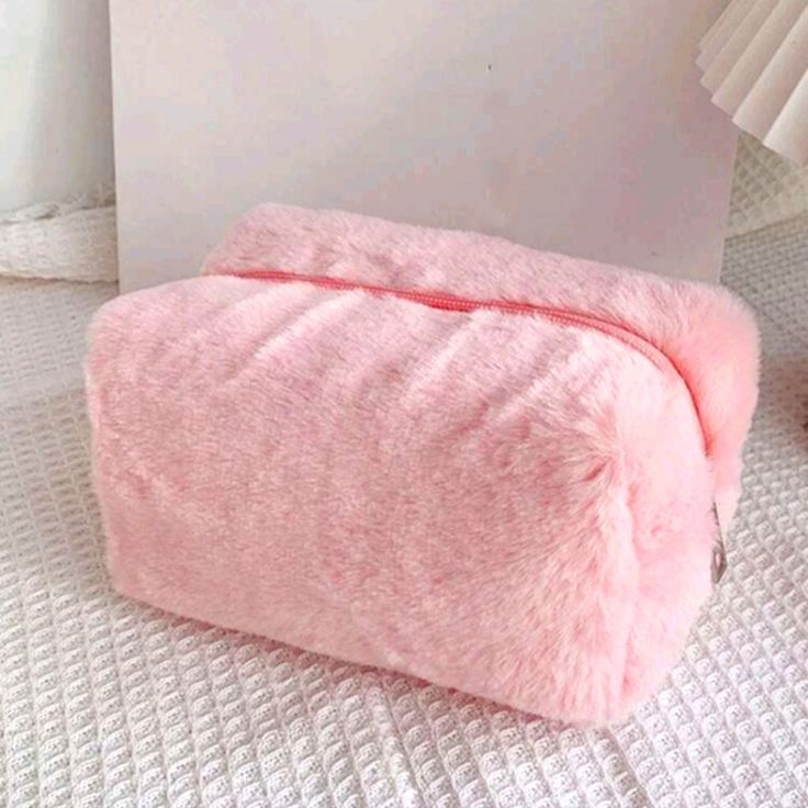 Nwt Pink Fluffy Outside Makeup Bag! Travel Cosmetic Bag Organizers, Fluffy Bag, Alat Makeup, Pink Makeup Bag, Make Up Case, Cosmetic Bag Organization, Makeup Storage Bag, Makeup Brush Storage, Fur Bag