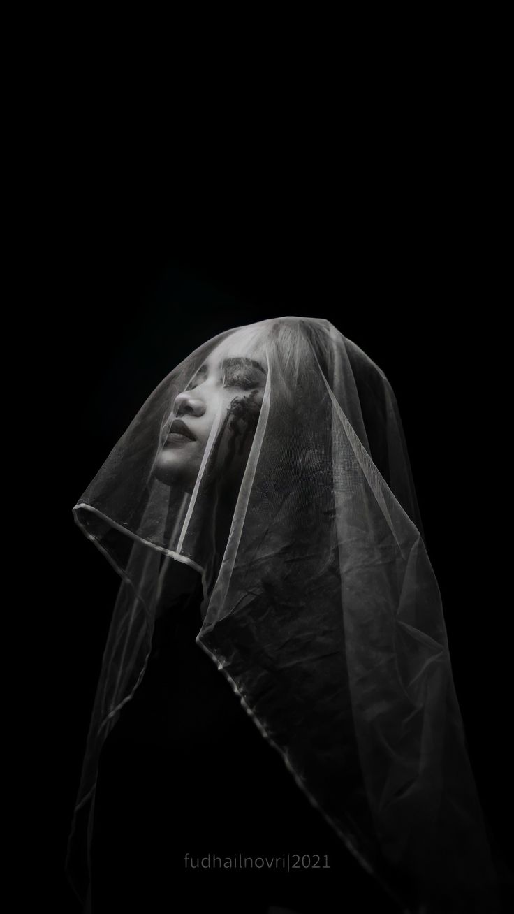 a woman with a veil on her head