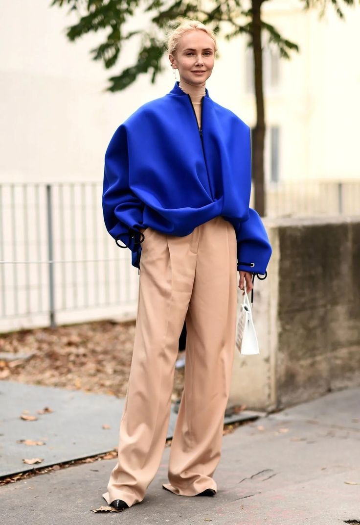 Oversize Outfits, Royal Blue Leggings, Pantone 2020, Gala Gonzalez, Blue Color Combinations, Color Pantone, Color Combinations For Clothes, Moda Paris, Everyday Chic