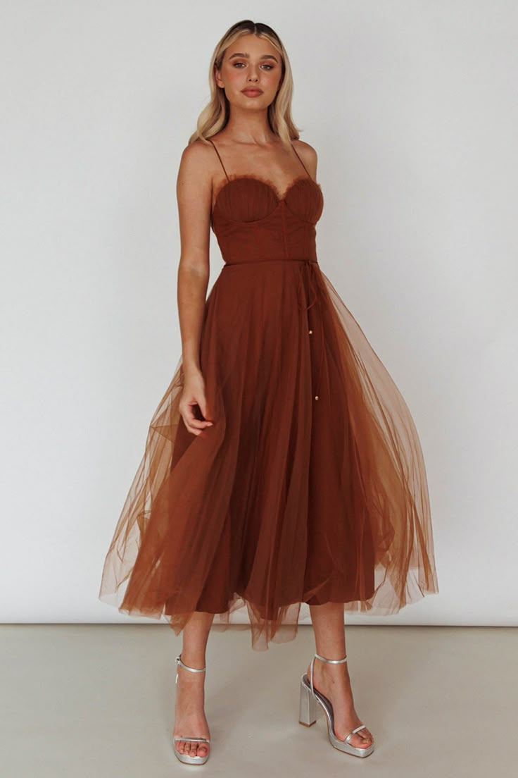 Smitten Sweetheart Neckline Chiffon Midi Dress Chocolate California Wedding Guest Dress, Rustic Wedding Guest Dress, Fall Country Wedding Guest Outfit, Dressy Casual Wedding Attire, Midsize Wedding Guest Outfit, Autumn Wedding Guest Dress, Fall Wedding Guest Dress September, Autumn Wedding Guest Outfit, Boho Bridesmaid Dresses