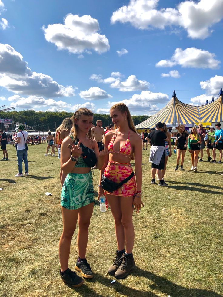 Preppy Music Festival Outfit, Simple Music Festival Outfits, Best Friend Festival Outfits, Retro Concert Outfit, Lolla Palooza Fits, Soundsplash Outfits, Reading Festival Outfits 2023, Reading Festival Outfit Ideas, Festival Outfit Reading