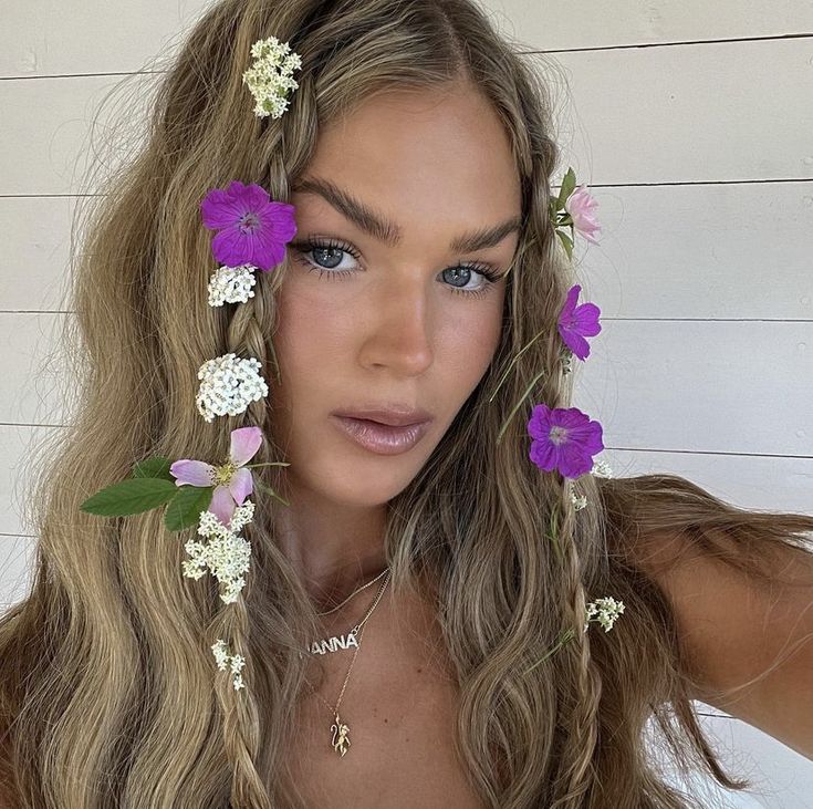 flowers in hair, summer garden party hairstyle, midsummer aesthetic, sweden, garden fairy aesthetic Fairy Hair Flowers, Flowers In Hair Braid, Fairy Birthday Party Outfit, Garden Fairy Outfit Aesthetic, Midsummer Hairstyles, Garden Party Costume, Garden Fairy Hair, Fun Party Hairstyles, Flowers In Braided Hair