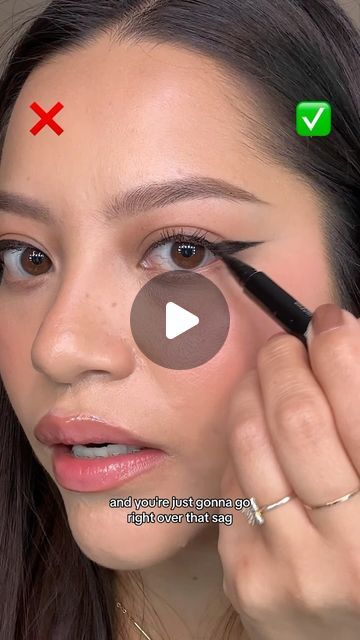 Emma Stone Makeup Eye, Asian Eyeliner Styles, Easy Cat Eyeliner Tutorials, Hood Eye Eyeliner, How To Wing Eyeliner, How To Draw Eyeliner For Hooded Eyes, Eyepencil Black Look, Eyeliner Wings For Hooded Eyes, Hooded Cat Eye