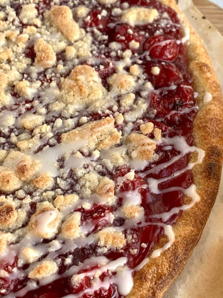 a cherry pie with crumbled toppings on top