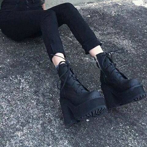 Runway Fashion Outfits, Goth Shoes, Shoes Tennis, Dr Shoes, Black Grunge, Fancy Shoes, Chunky Boots, Edgy Outfits, Girls Wear