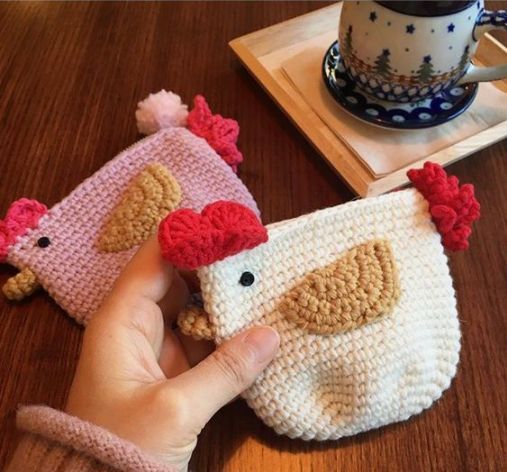 cute crochet ideas Chicken Bag Crochet, Crochet Chicken Purse Free Pattern, Crochet Animal Pouch, Crochet Chicken Purse, Crochet Chicken Bag, Crochet Animal Bag, Knit Pattern Free, Mini Bag Crochet, Cute Crochet Ideas