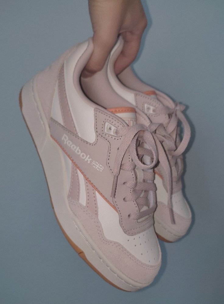 Coquette Sneakers, Pink Reebok Shoes, Reebok Bb 4000 Ii, Shoes Back To School, Light Pink Sneakers, Reebok Shoes Women, Light Pink Shoes, Aesthetic Sneakers, Pink Reebok