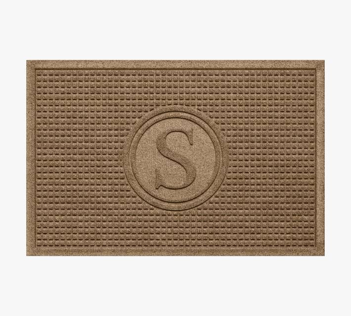 a door mat with the letter s on it and a circle design in the center