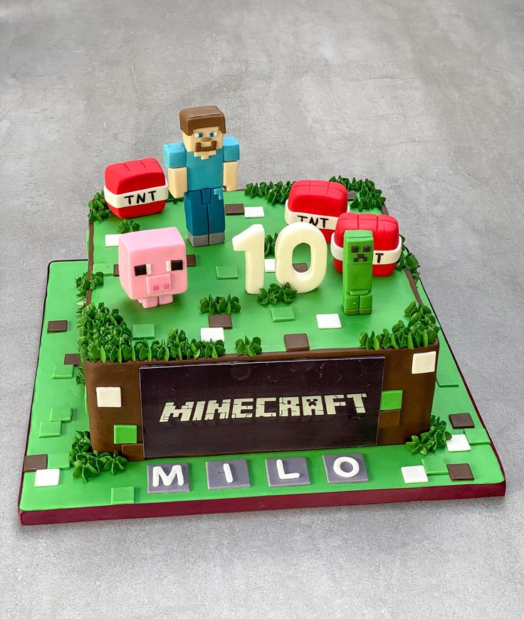 a cake made to look like the characters from minecraft