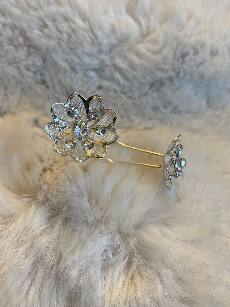 Stella Clear Flower Rhinestone Hair Stick Pin. (2 pieces per set) This Flower Hair Stick Pin is created with sparkling Rhinestone. Add this sparkly pin into your hair design to create a stunning effect. Item BSFM-HP4063CLEAR Plating Color: Silver Gemstone: Top Quality Rhinestone Stone Cut: Round Adornment Size: 22mm W Gemstone Color: Clear Metal: Rhodium Plated Quantity: 2 pieces per set Hair Comb & Pin Collection: www.etsy.com/shop/BelovedSparkles?section_id=15573770&ref=shopsection_leftnav_6 M Bridesmaid Hair Pins, Hair Accessories Pins, Rhinestone Hair Pin, Flower Hair Pin, Wedding Hair Pins, Crystal Flower, Bridal Hair Pins, Hair Sticks, Stone Cuts