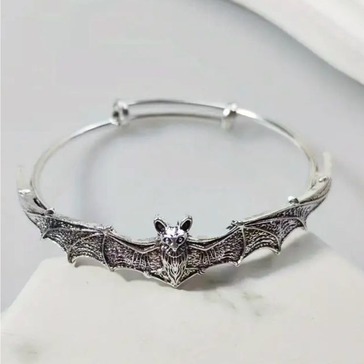 Cute Vintage Style Halloween Bat Bangle Nwt New In Bag 2.44 Inches Silverton Alloy Goth Bracelets, Halloween Goth, Bat Halloween, Halloween Bat, Goth Punk, Halloween Bats, Source Unknown, Bracelet Bangle, Boutique Jewelry